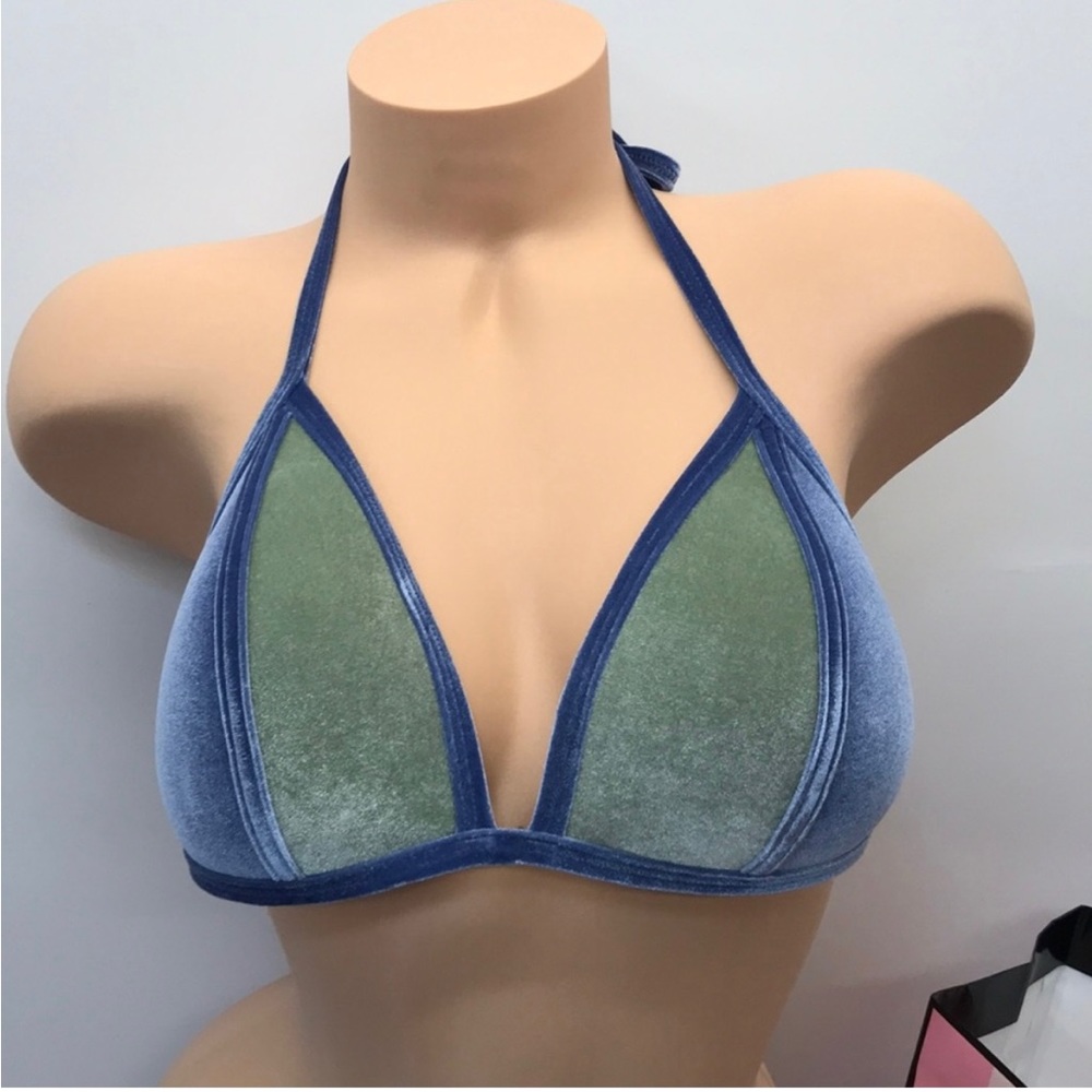 PINK💓 Green and Blue Velvet Bikini Top
Size: Small DD (no push-up)
Unworn
$40